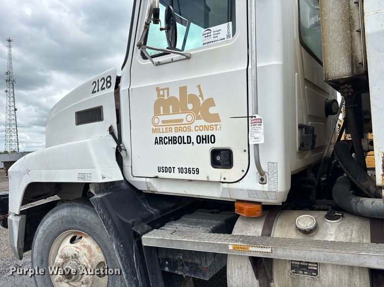 image for item EC4354 1997 Mack CH613 water truck