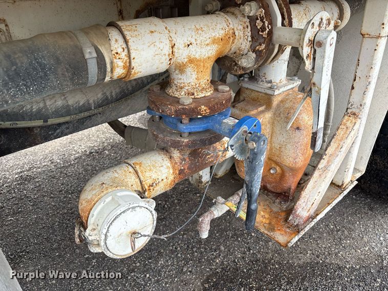 image for item EC4354 1997 Mack CH613 water truck