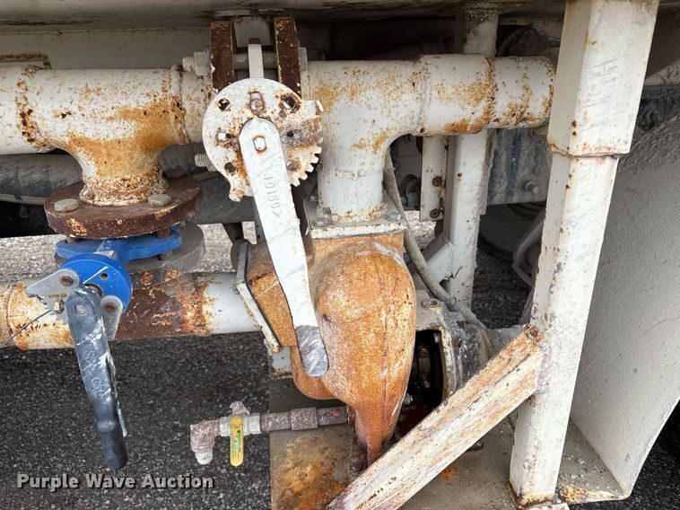 image for item EC4354 1997 Mack CH613 water truck