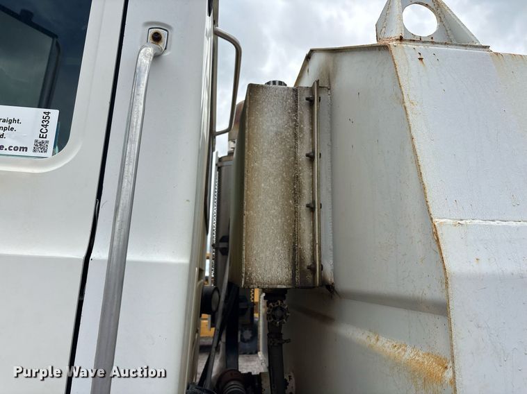 image for item EC4354 1997 Mack CH613 water truck