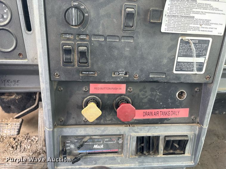 image for item EC4354 1997 Mack CH613 water truck