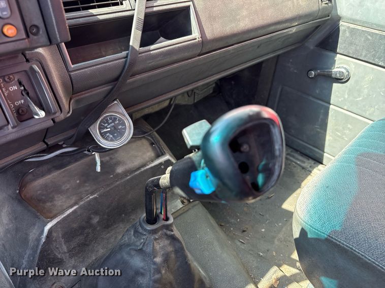 image for item EC4356 2002 GMC C8500 flatbed truck