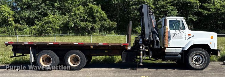 image for item EC4358 2001 International 2674 crane truck