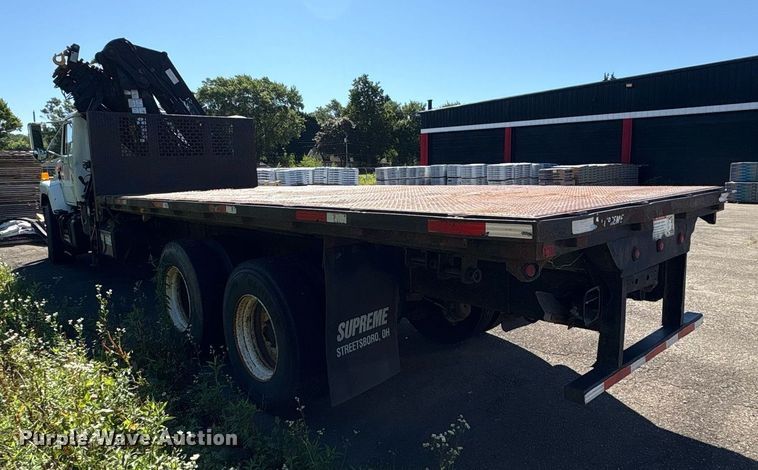 image for item EC4358 2001 International 2674 crane truck