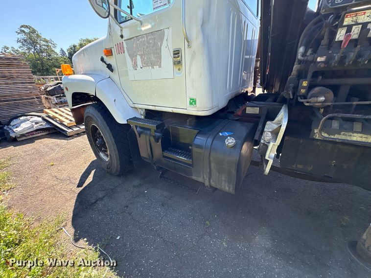 image for item EC4358 2001 International 2674 crane truck