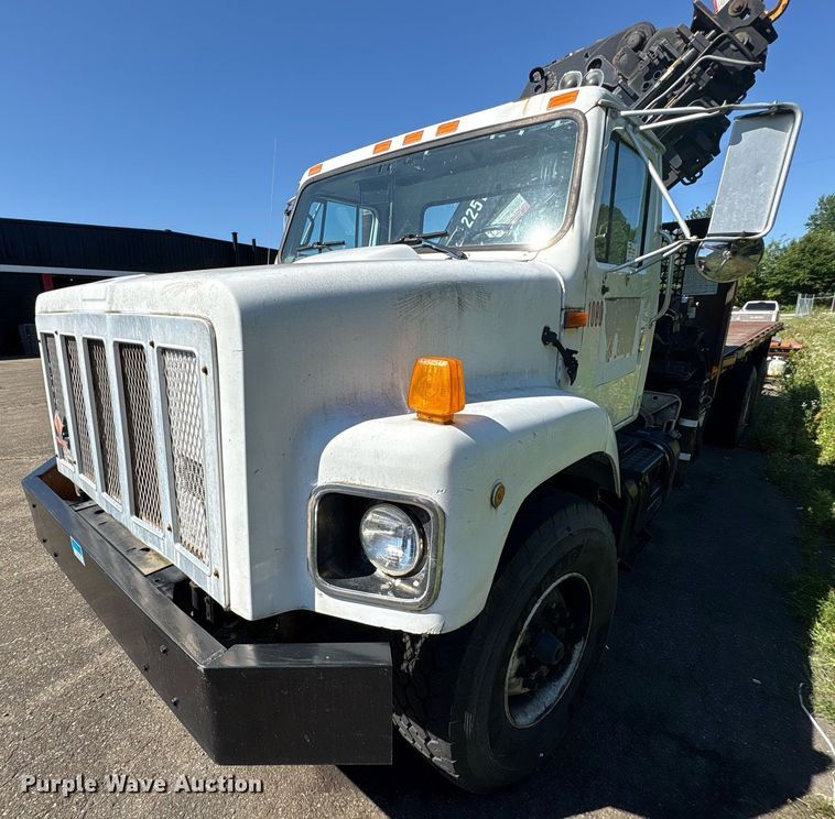 image for item EC4358 2001 International 2674 crane truck