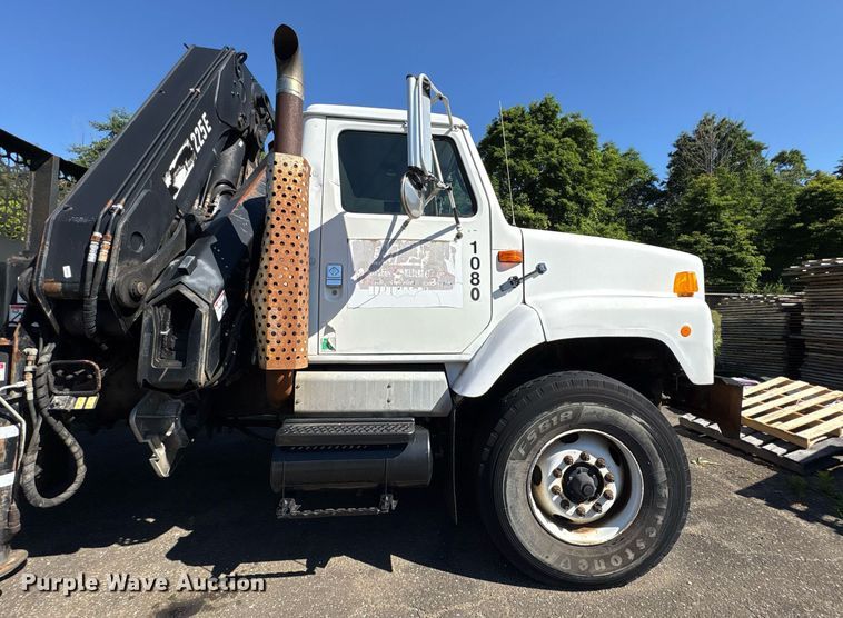 image for item EC4358 2001 International 2674 crane truck