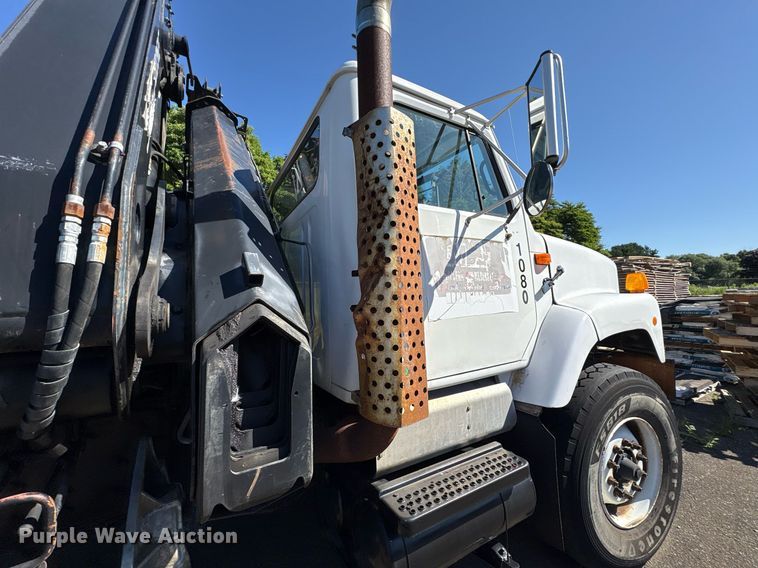 image for item EC4358 2001 International 2674 crane truck