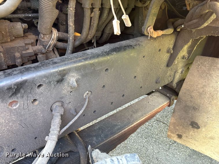 image for item EC4358 2001 International 2674 crane truck