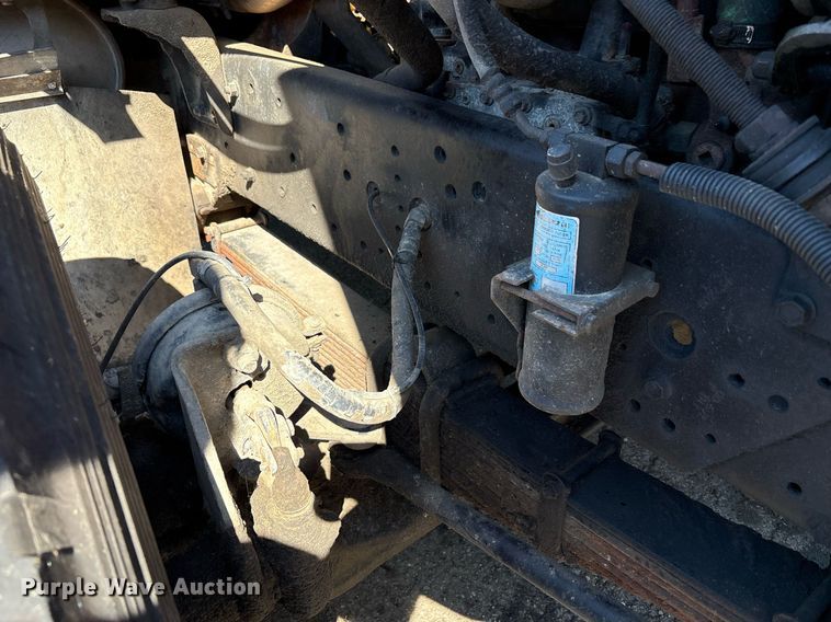 image for item EC4358 2001 International 2674 crane truck