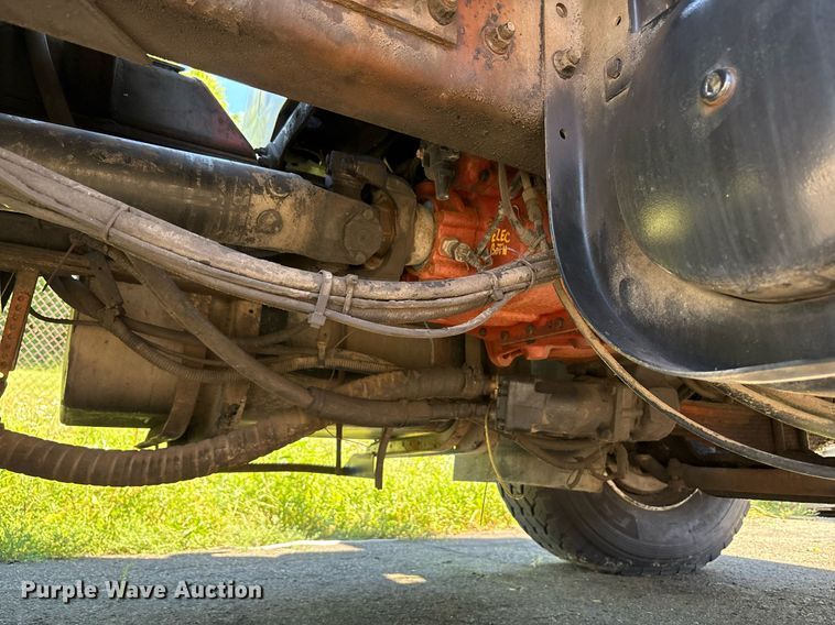 image for item EC4358 2001 International 2674 crane truck