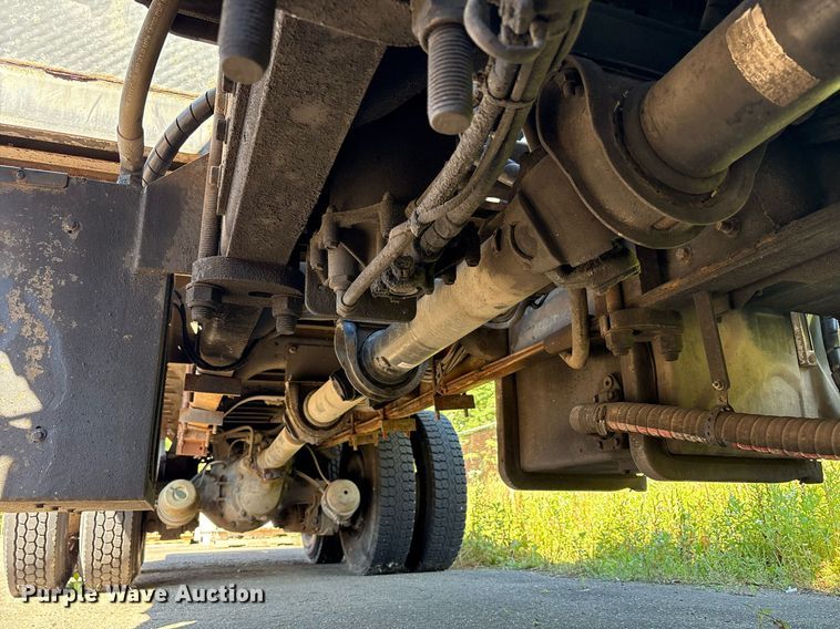 image for item EC4358 2001 International 2674 crane truck