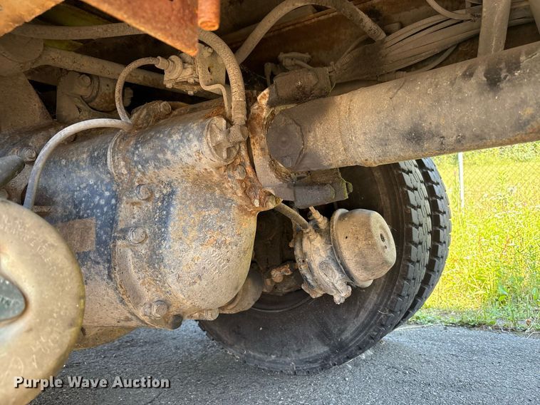 image for item EC4358 2001 International 2674 crane truck