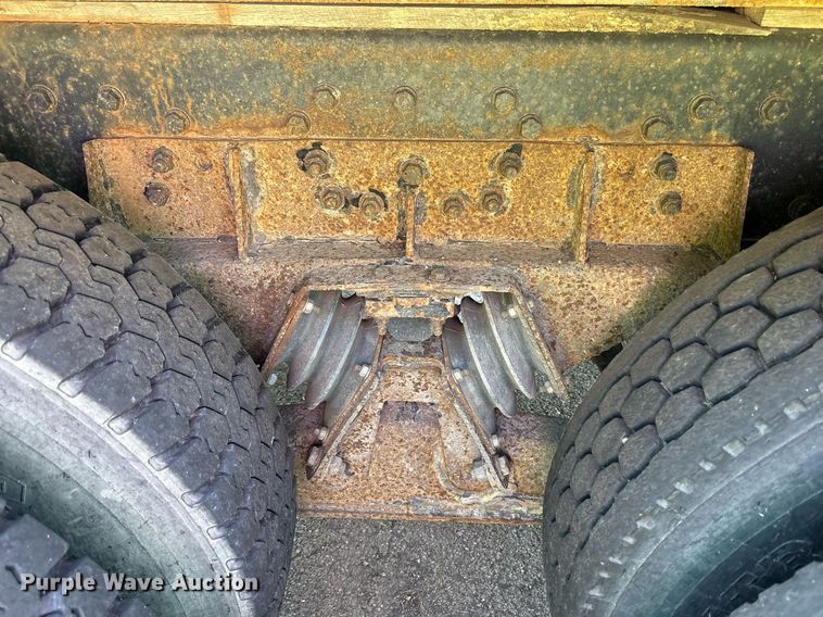 image for item EC4358 2001 International 2674 crane truck