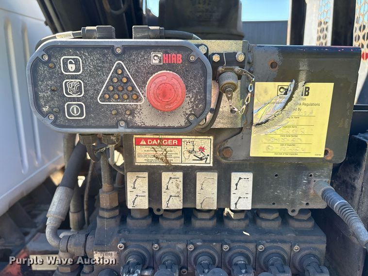 image for item EC4358 2001 International 2674 crane truck