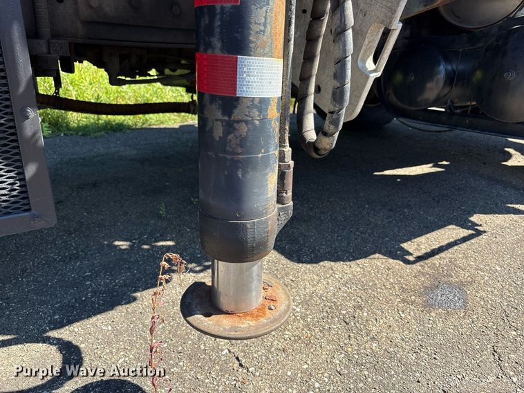 image for item EC4358 2001 International 2674 crane truck