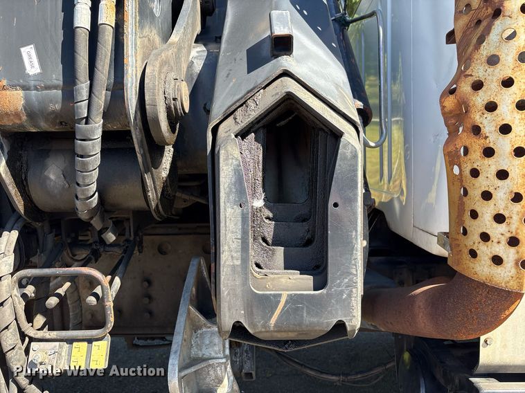 image for item EC4358 2001 International 2674 crane truck