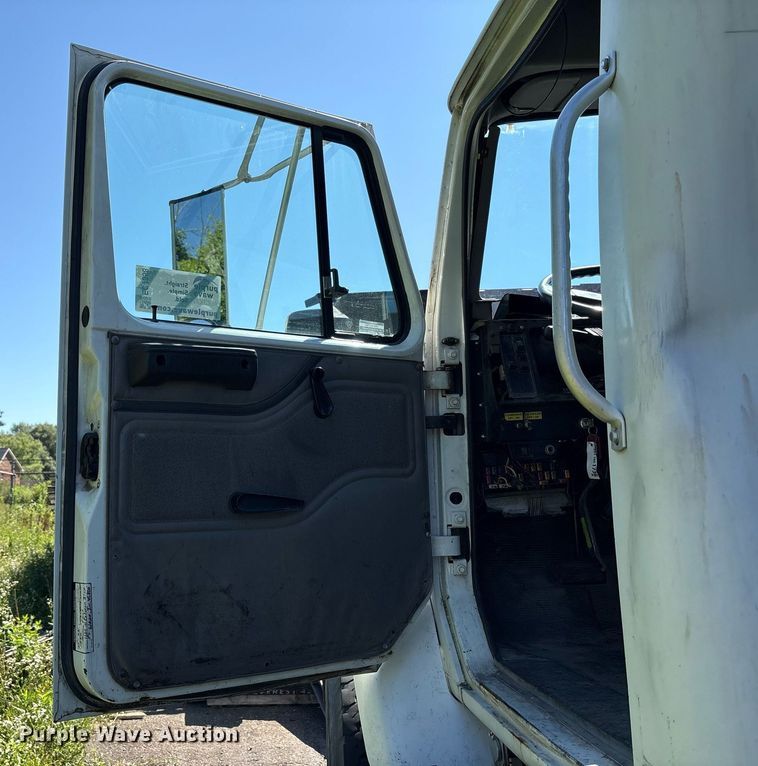 image for item EC4358 2001 International 2674 crane truck