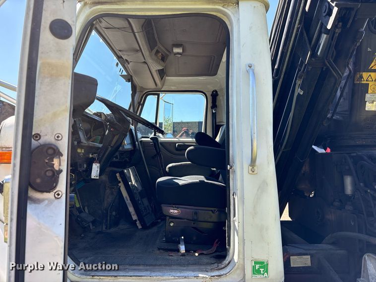 image for item EC4358 2001 International 2674 crane truck