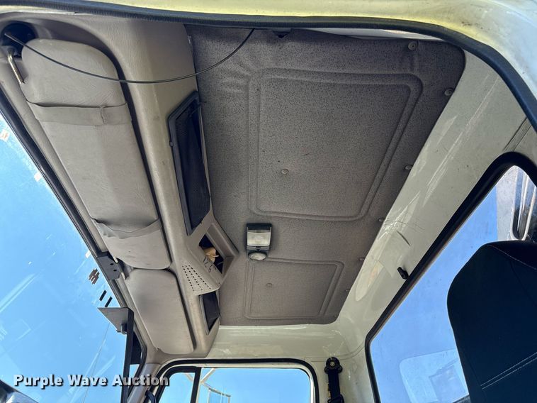 image for item EC4358 2001 International 2674 crane truck