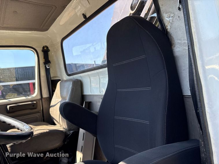 image for item EC4358 2001 International 2674 crane truck