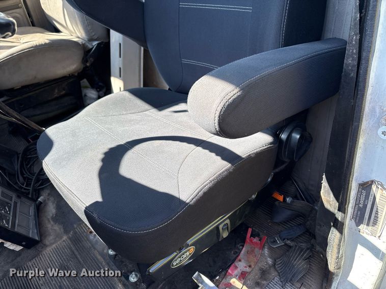 image for item EC4358 2001 International 2674 crane truck