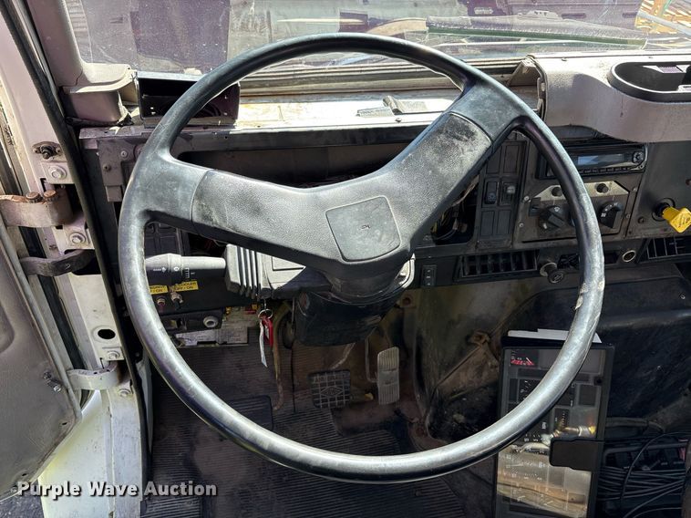 image for item EC4358 2001 International 2674 crane truck