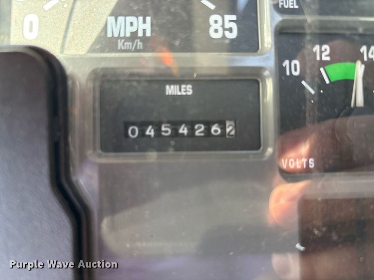 image for item EC4358 2001 International 2674 crane truck