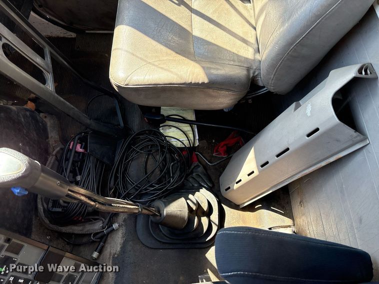 image for item EC4358 2001 International 2674 crane truck