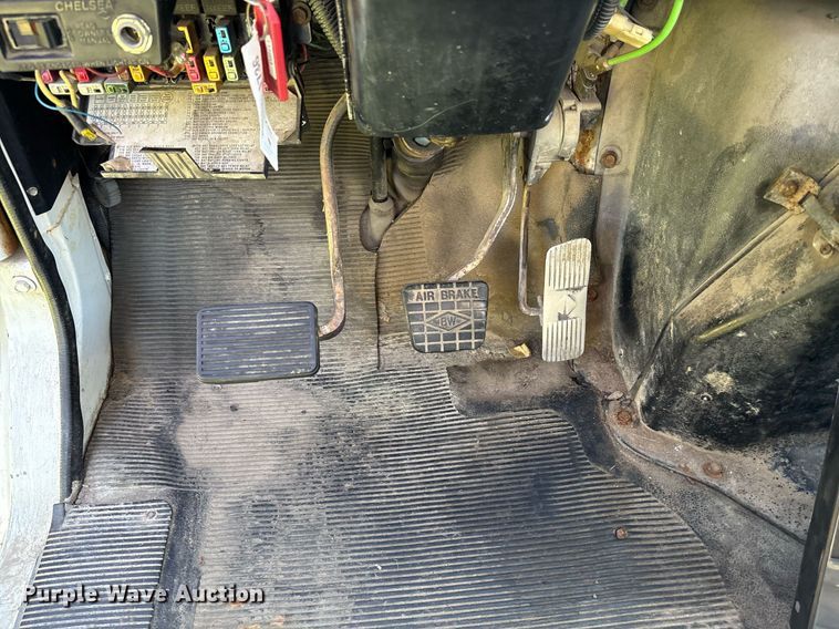 image for item EC4358 2001 International 2674 crane truck