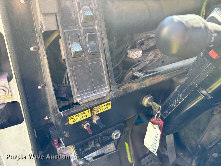 image for item EC4358 2001 International 2674 crane truck