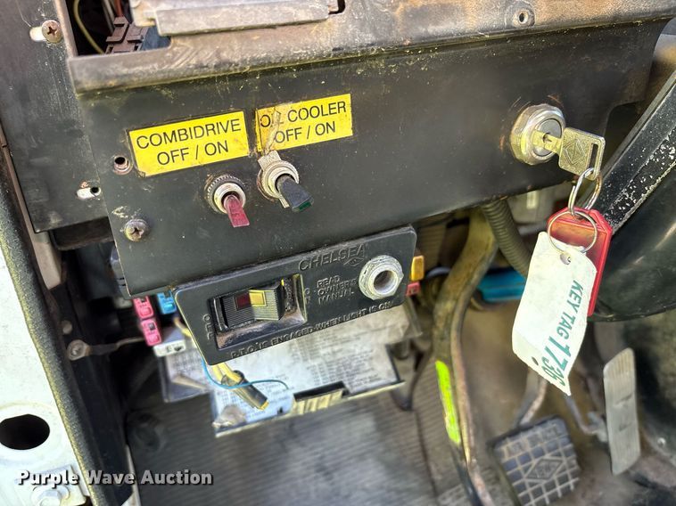 image for item EC4358 2001 International 2674 crane truck