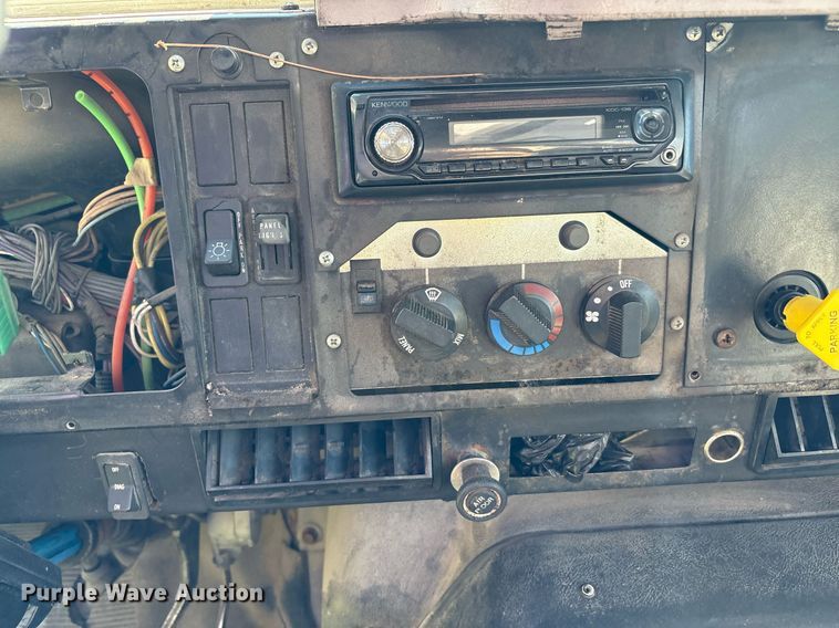 image for item EC4358 2001 International 2674 crane truck