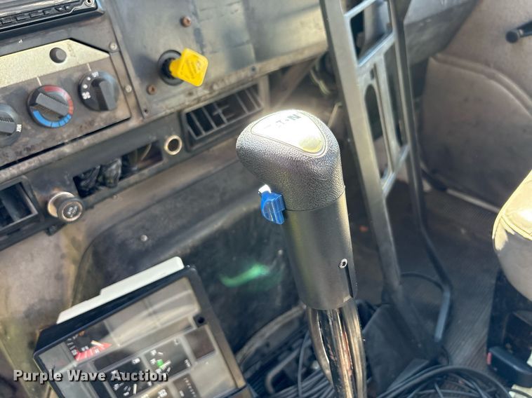 image for item EC4358 2001 International 2674 crane truck