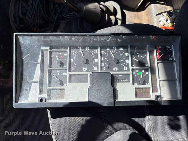 image for item EC4358 2001 International 2674 crane truck