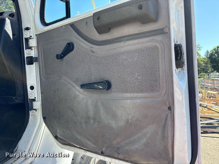 image for item EC4358 2001 International 2674 crane truck