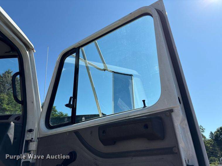 image for item EC4358 2001 International 2674 crane truck