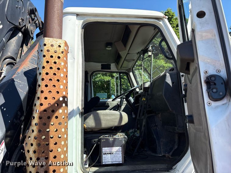 image for item EC4358 2001 International 2674 crane truck