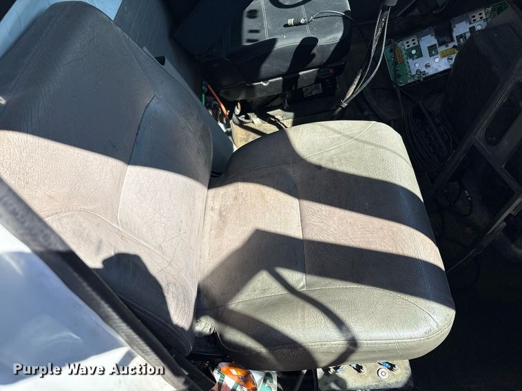 image for item EC4358 2001 International 2674 crane truck