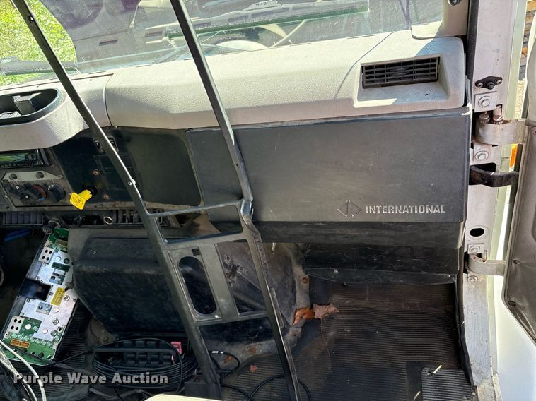 image for item EC4358 2001 International 2674 crane truck