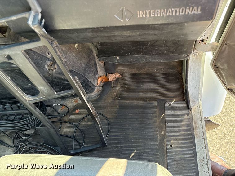 image for item EC4358 2001 International 2674 crane truck