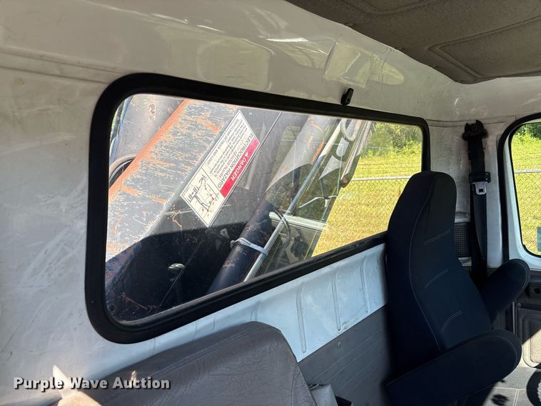 image for item EC4358 2001 International 2674 crane truck