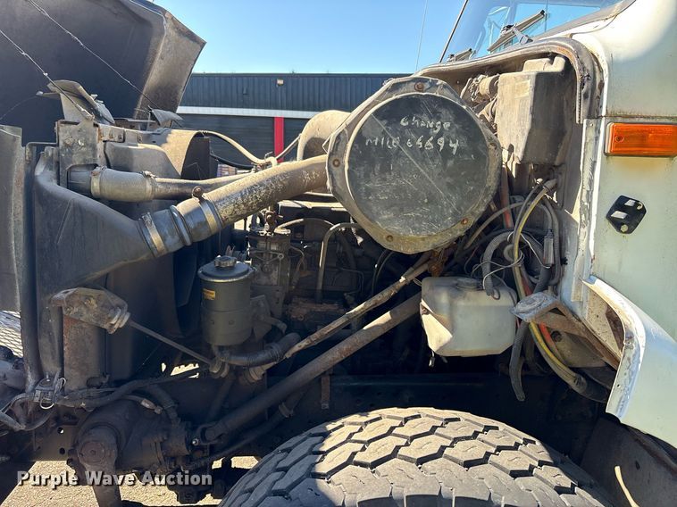 image for item EC4358 2001 International 2674 crane truck