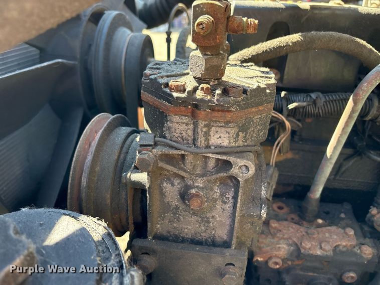 image for item EC4358 2001 International 2674 crane truck