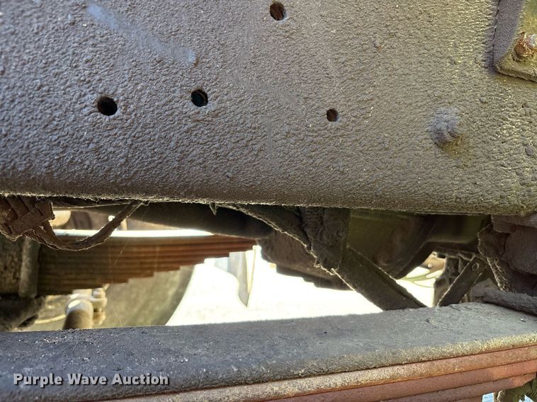 image for item EC4358 2001 International 2674 crane truck