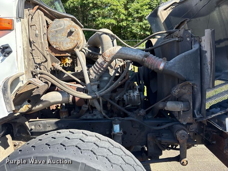 image for item EC4358 2001 International 2674 crane truck