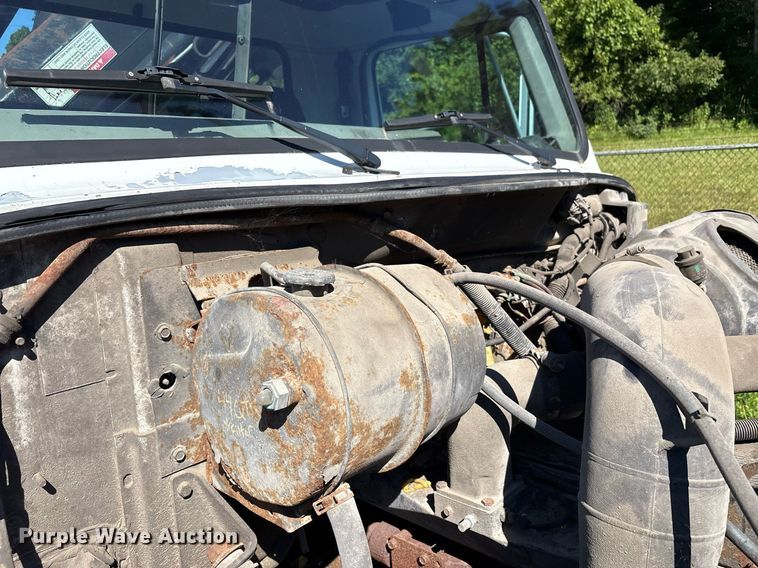 image for item EC4358 2001 International 2674 crane truck