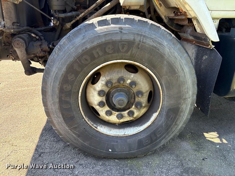 image for item EC4358 2001 International 2674 crane truck