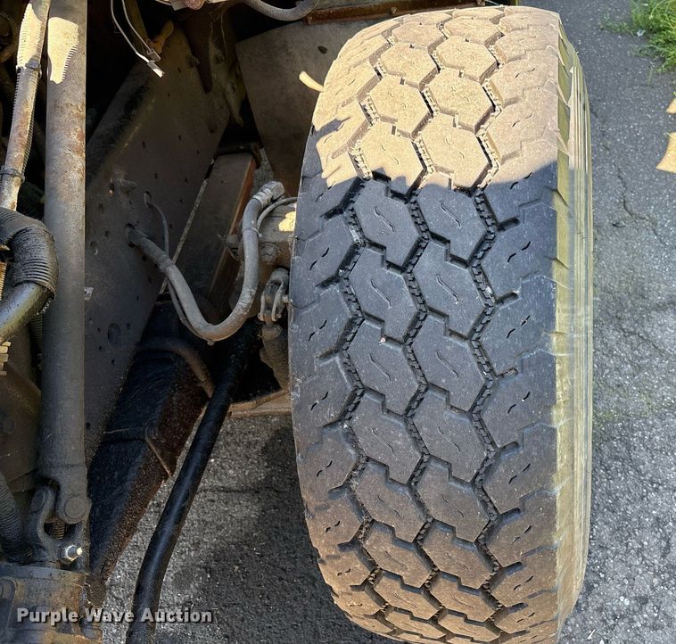 image for item EC4358 2001 International 2674 crane truck