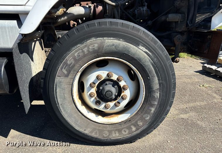 image for item EC4358 2001 International 2674 crane truck